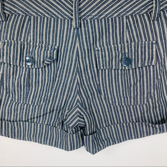 Gap / Blue White Cuffed Shorts - Picture 4 of 8